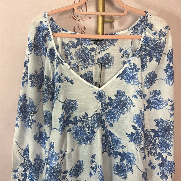 Unique Spectrum blue & white floral V-neck top, plus size - Picture 2 of 3